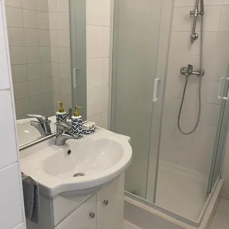 Queens Garden Apartment *